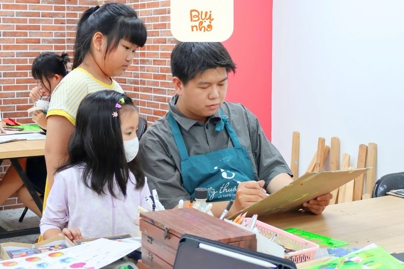 Đội ngủ giáo viên lớp dạy vẽ cho bé quận 8