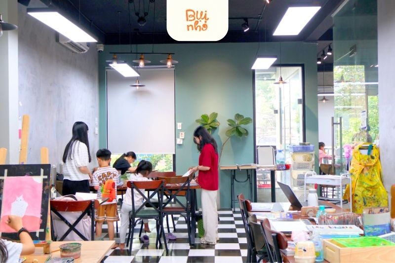 Đội ngũ giáo viên tại trung tâm dạy vẽ cho bé của Bụi Nhỏ