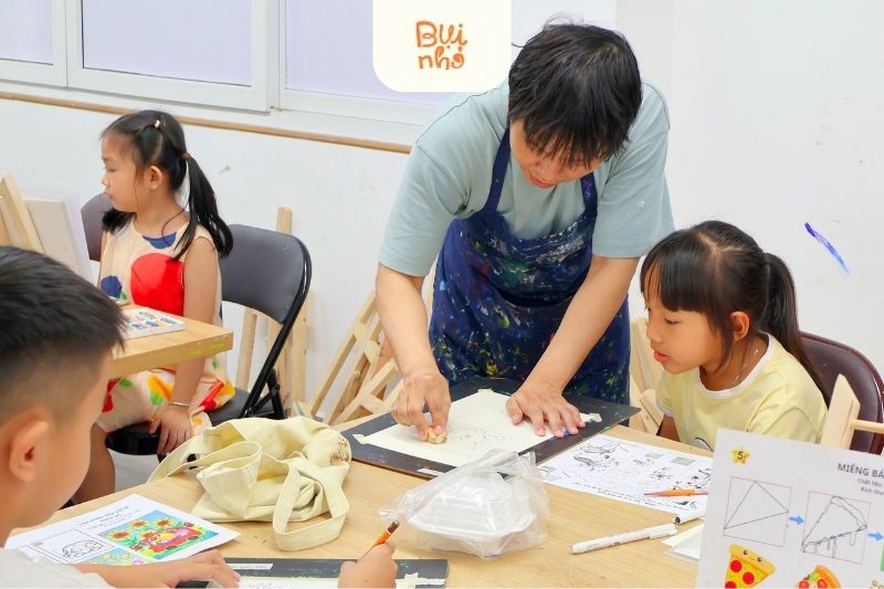 Thầy cô luôn tôn trọng từng nét vẽ của bé