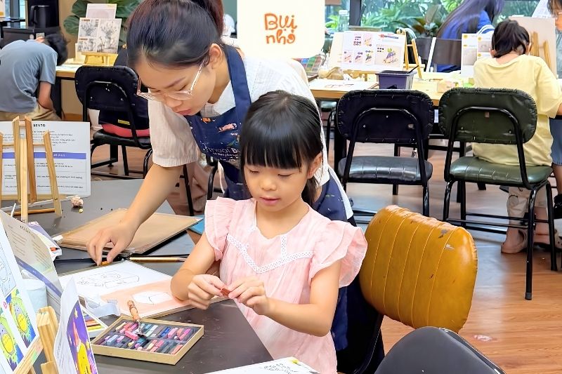 Đội ngũ giáo viên dạy vẽ am hiểu tâm lý trẻ em