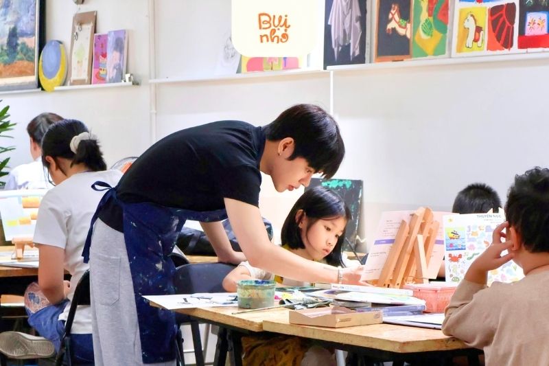 Bụi Nhỏ - Lớp dạy vẽ cho bé ở Thủ Đức 6 Giáo viên Bụi Nhỏ hướng dẫn bé học vẽ