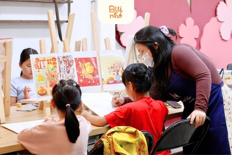 Giáo viên Bụi Nhỏ quận 1 đang hướng dẫn bé vẽ tranh