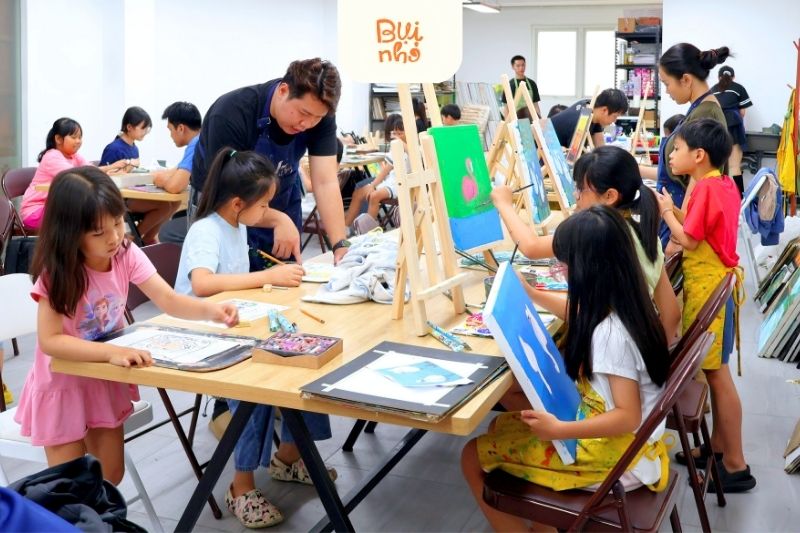 Đội ngũ giáo viên đồng hành cùng bé trong từng buổi học