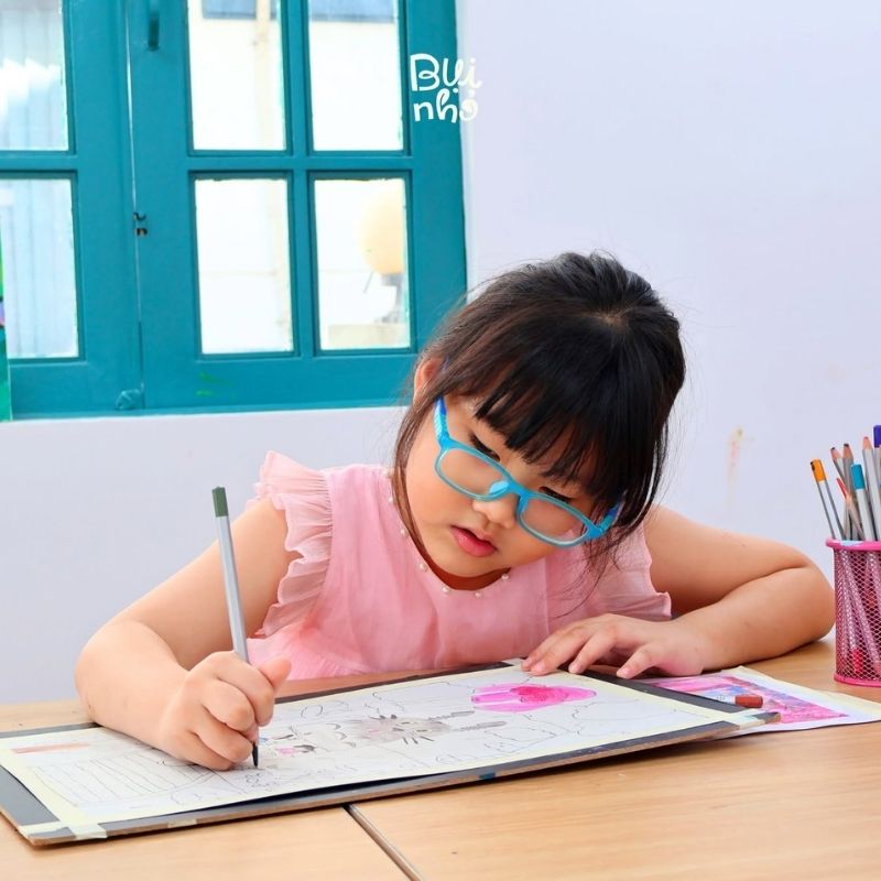 Hình ảnh học viên nhí lớp vẽ Bụi Nhỏ