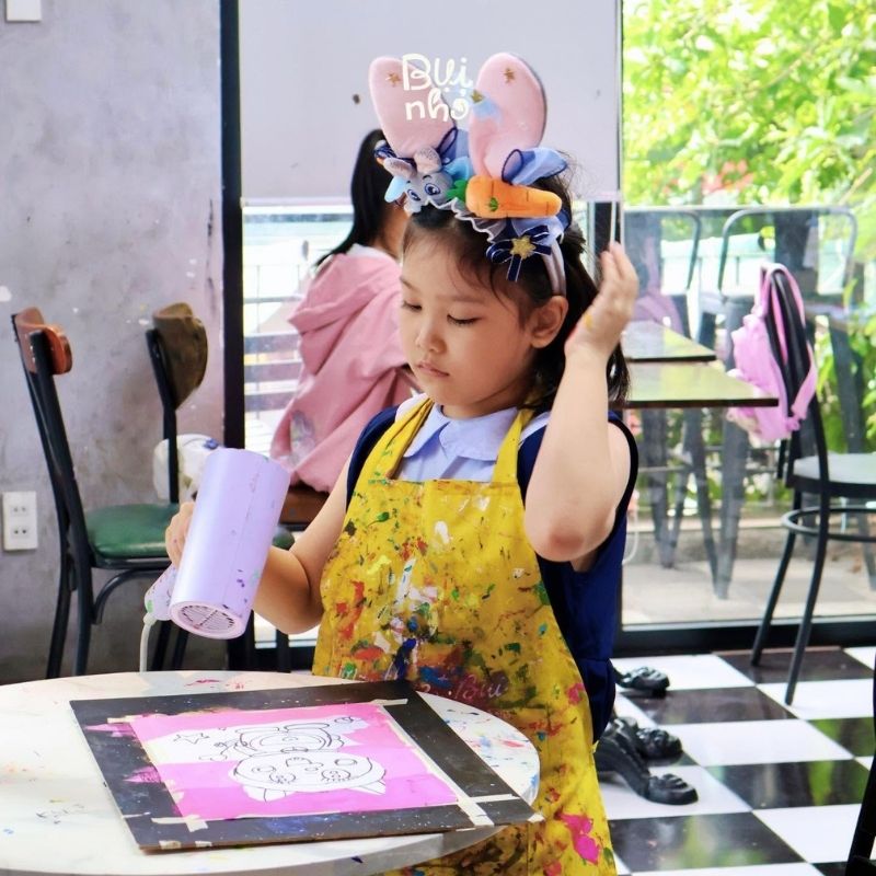 Hình ảnh học viên nhí lớp vẽ Bụi Nhỏ
