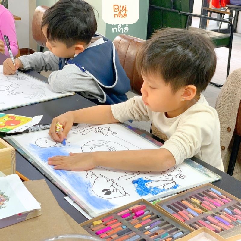 Những khoảnh khắc say sưa của học viên nhí tại Bụi Nhỏ