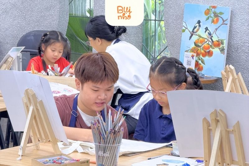 Phương pháp đào tạo và môi trường học tại Bụi Nhỏ